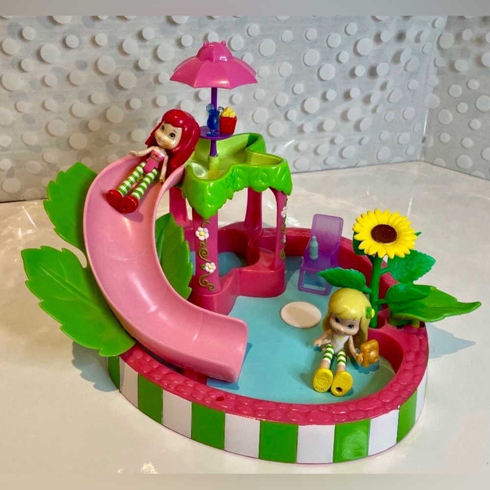 STRAWBERRY SHORTCAKE Splashin’ Petal Pool Strawberry Shortcake & Lemon Meringue